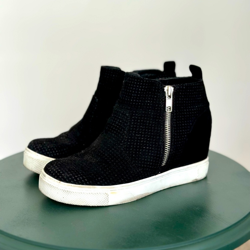Perforated Black Wedge sneaker